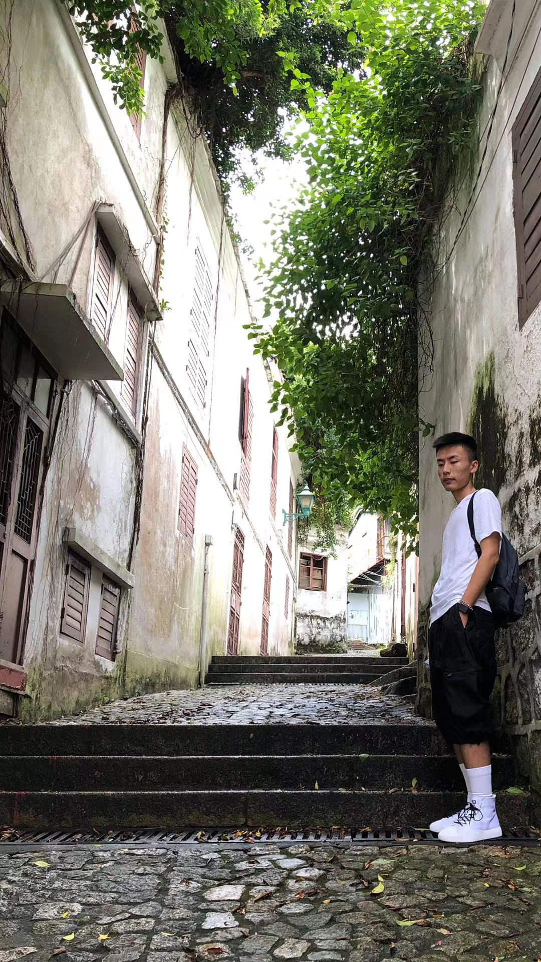 孔一鉴单人照.png